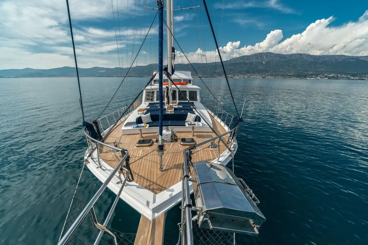 Maske Charter Boat