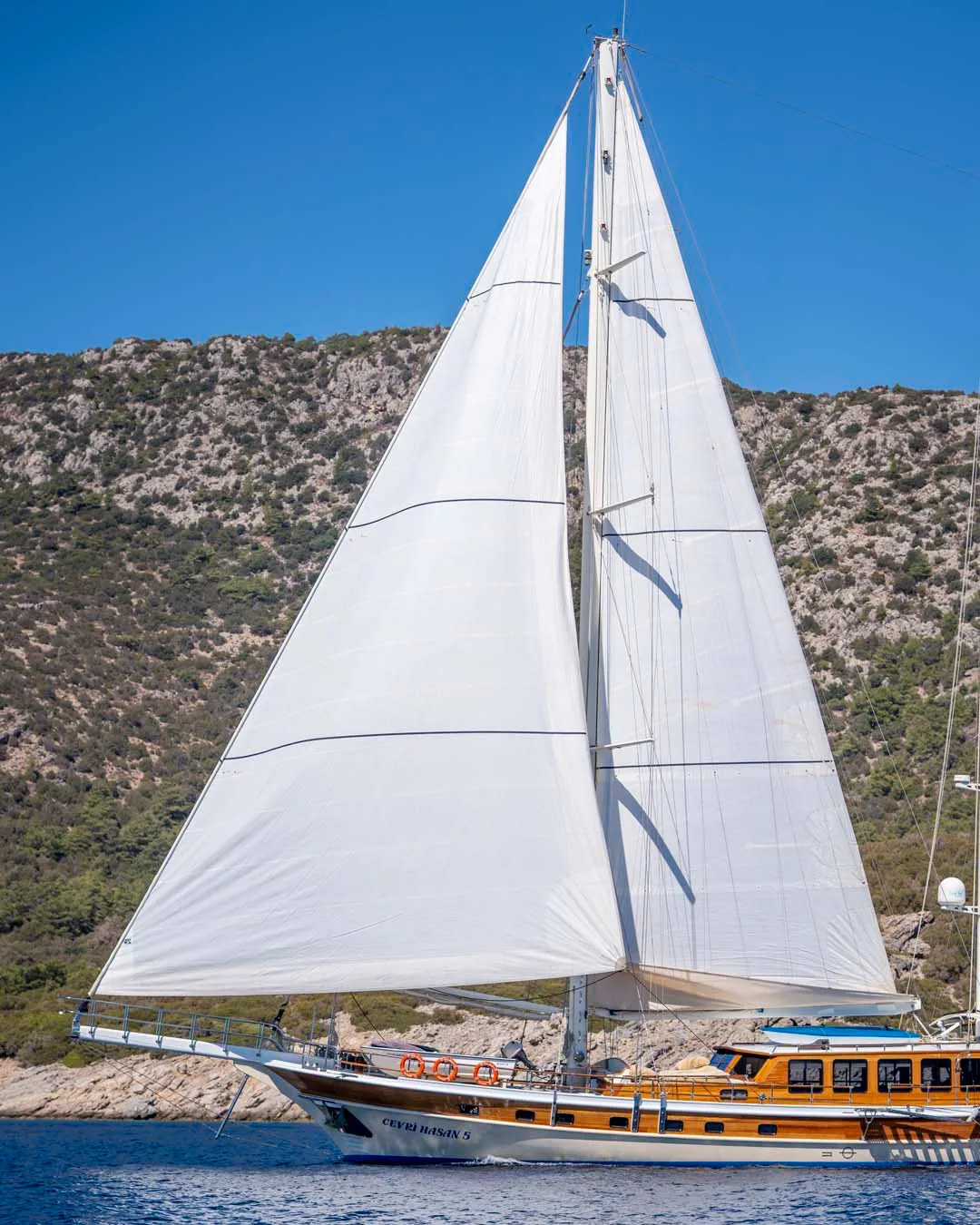 Cevri Hasan 5 Charter Boat - 3
