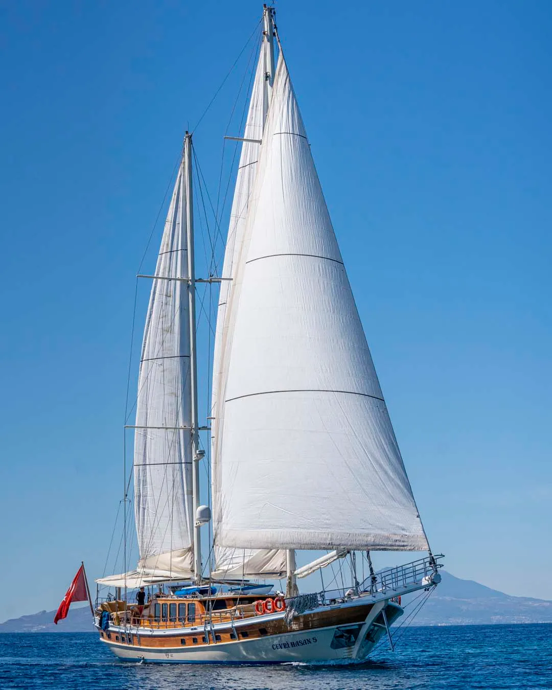 Cevri Hasan 5 Charter Boat - 4