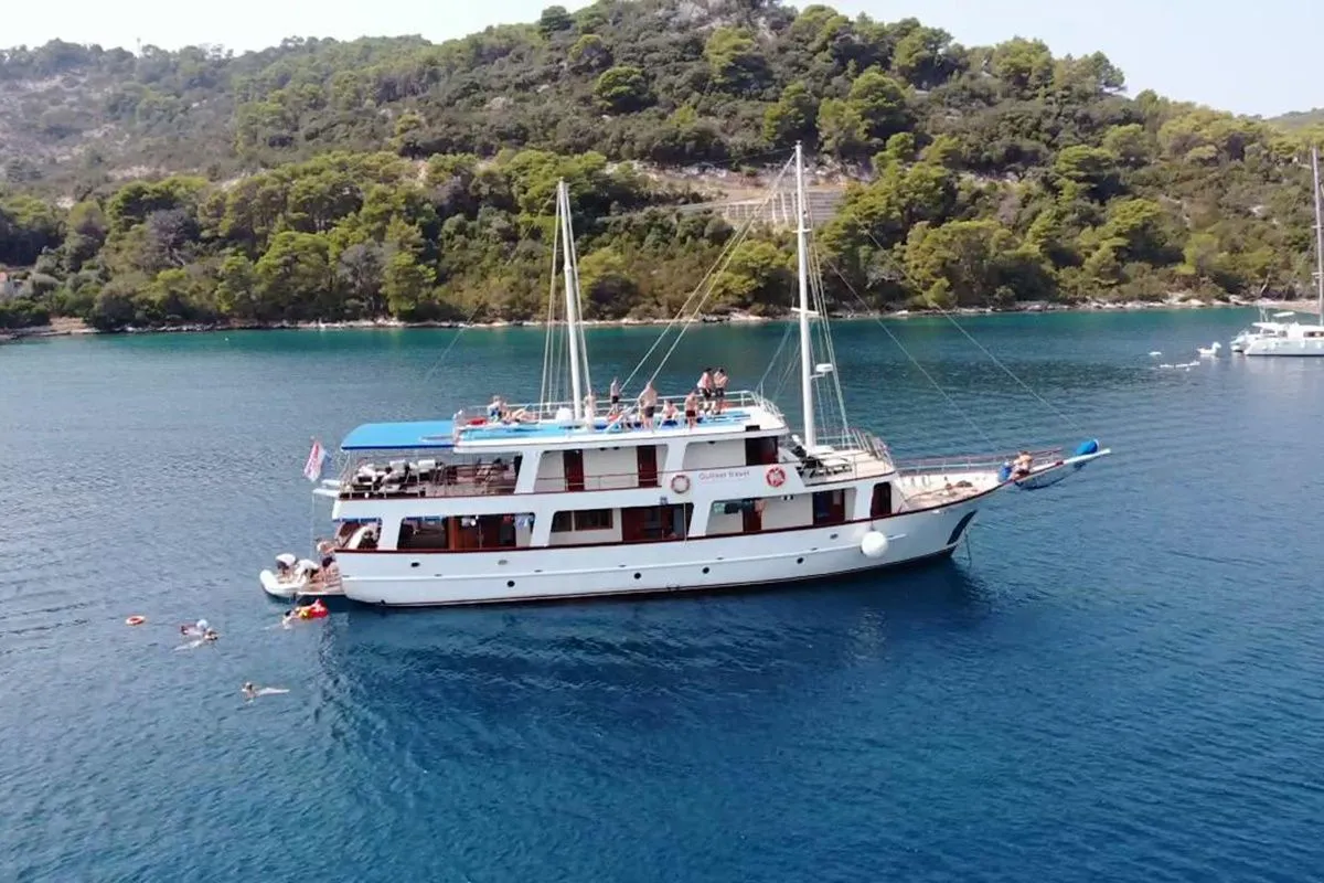 Otac Nikola Charter Boat