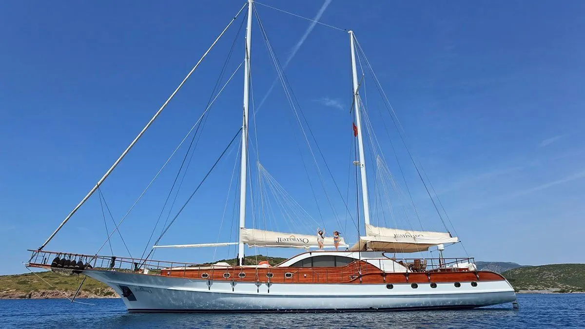 Justiniano Charter Boat - 1