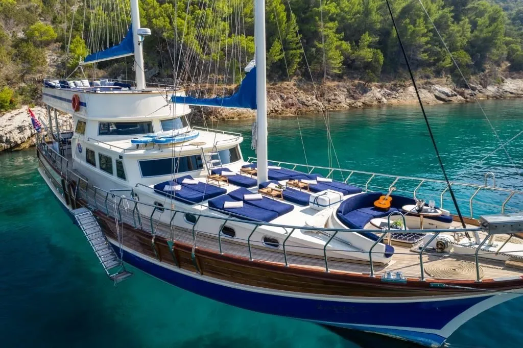 Saint Luca Charter Boat