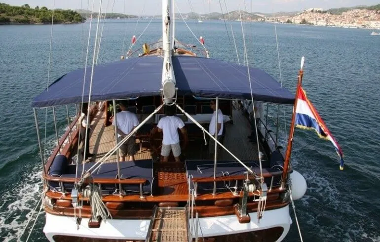 Perla Charter Boat