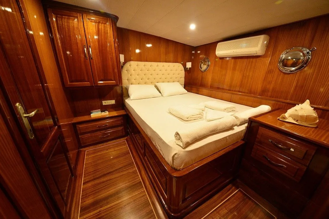 Queen Lila Charter Boat