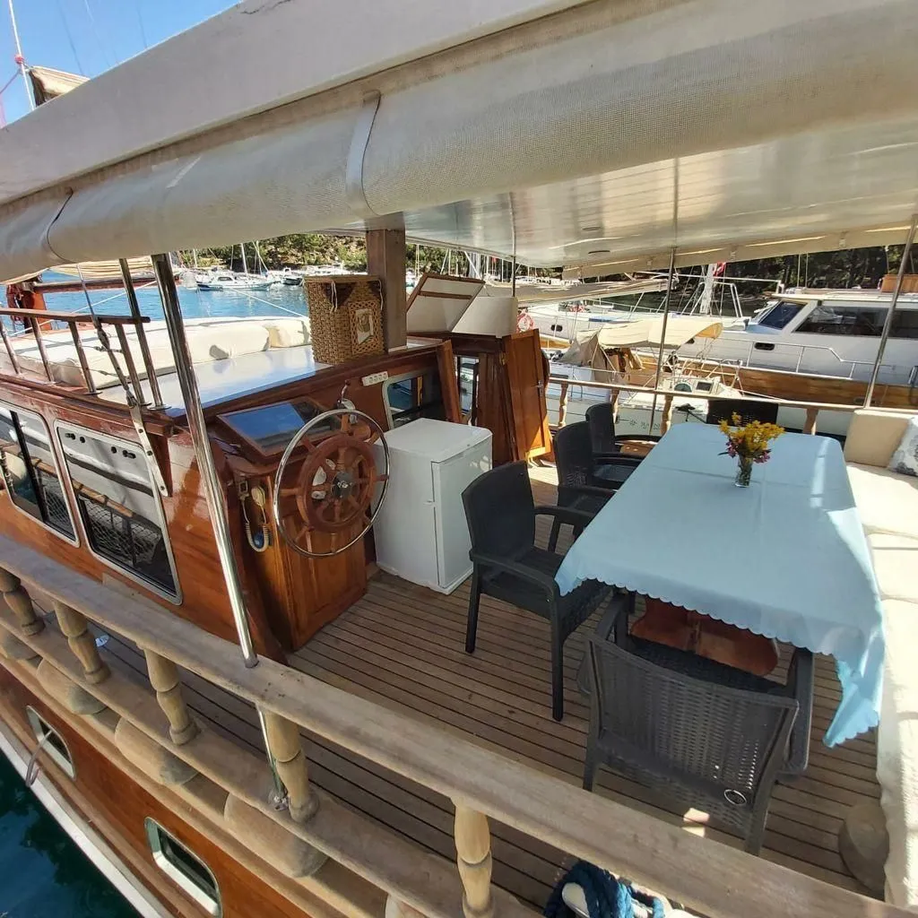 Nirvana 8 Charter Boat
