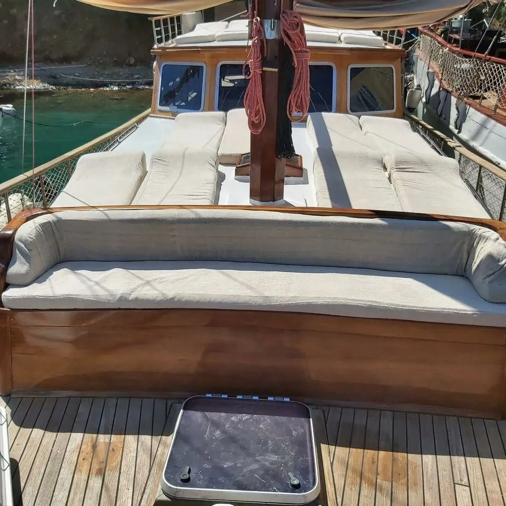 Nirvana 8 Charter Boat
