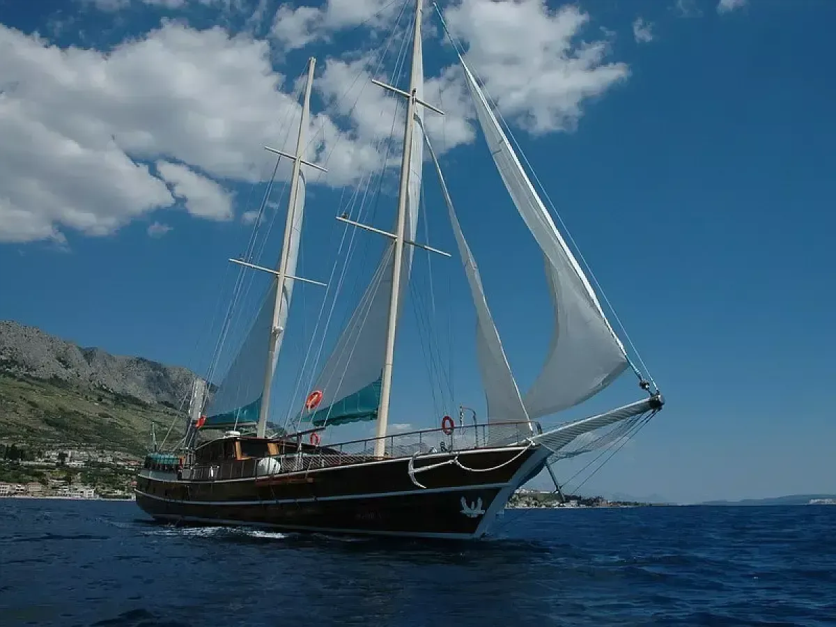 Чартер Agora - 3