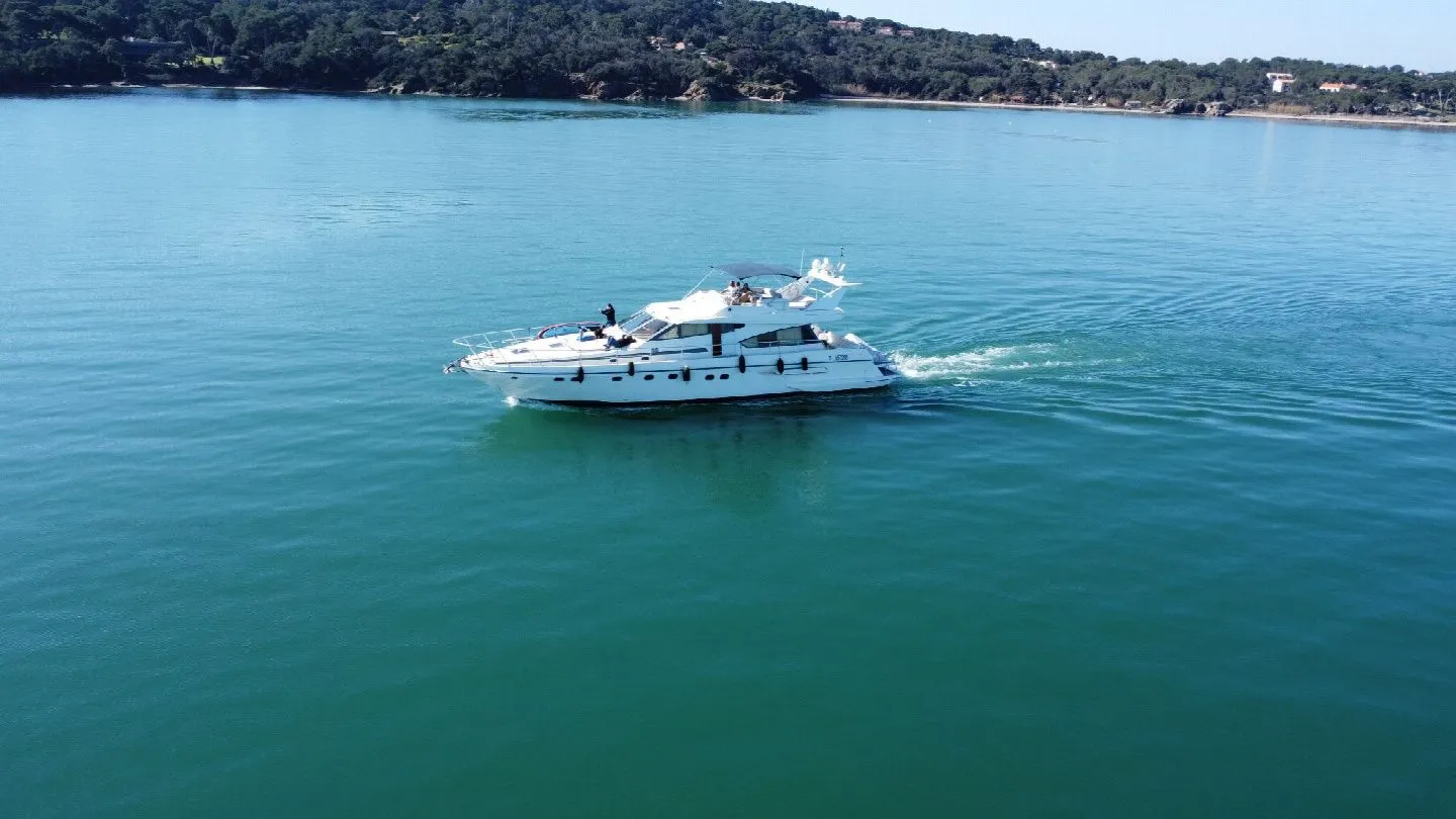 Rent a 18.5m Motor Yacht Guy Couach 185 Fly in Hyeres