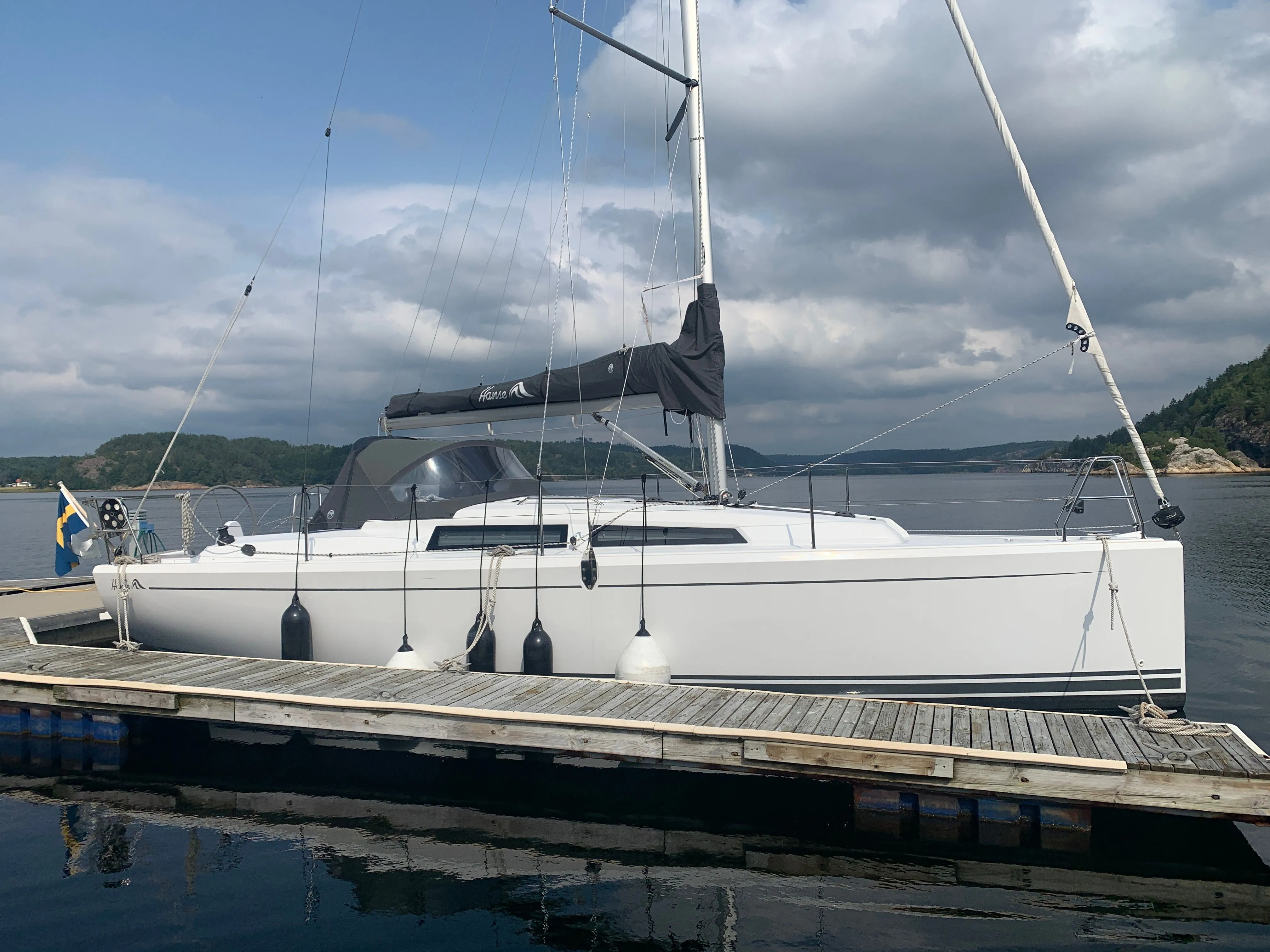 Explore Öckerö on a 9.62m Rental Sailing Yacht Hanse 315