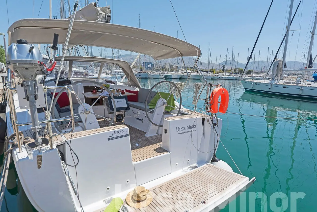 Charter a 10.4m Sailing Yacht in Preveza