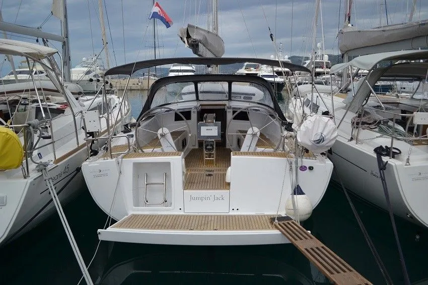 Rent a 11.4m Hanse 385 in Dubrovnik