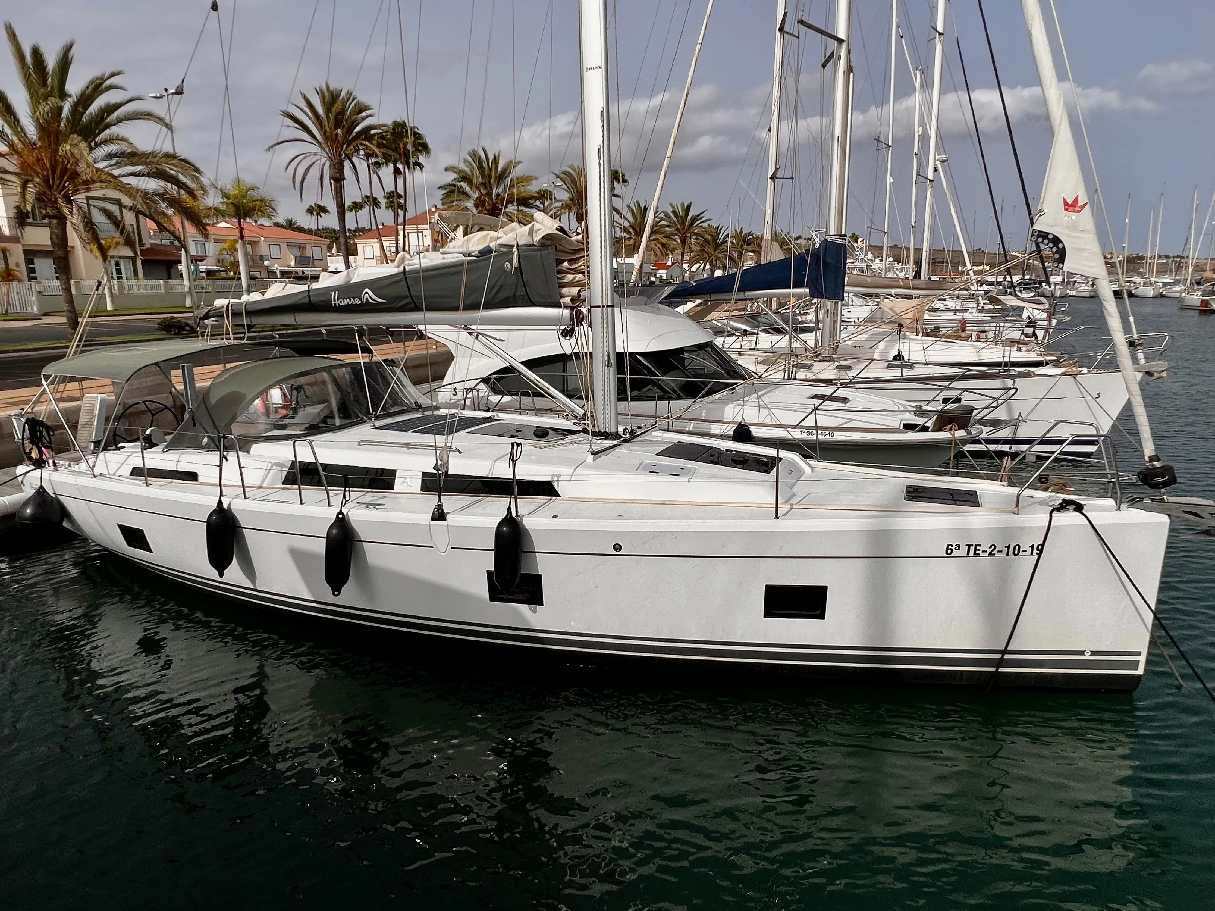 Boot - Charter a 11.99m Hanse 418 Sailing Yacht in Las Palmas de Gran Canaria