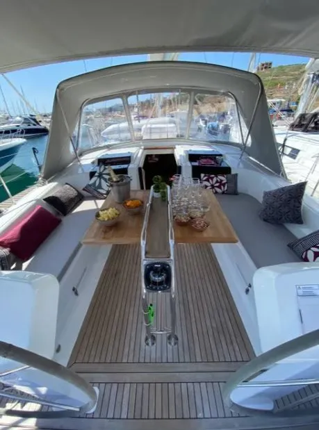 Charter a 14.04m Boat in Lavrion