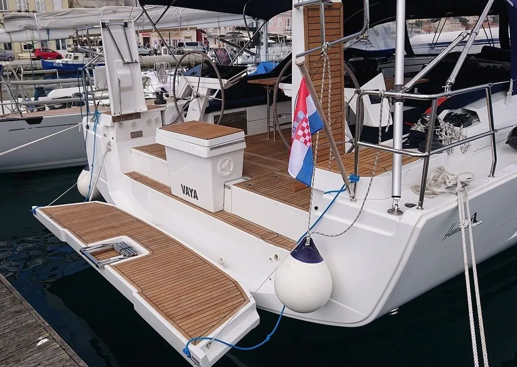 Vaya Charter Boat