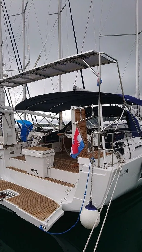 Vaya Charter Boat