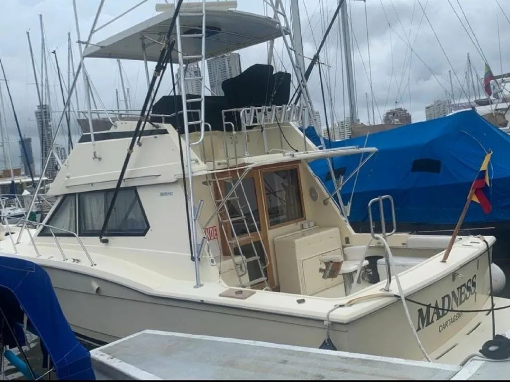 Explore Santa Marta on a 10.97m Rental Hatteras 36