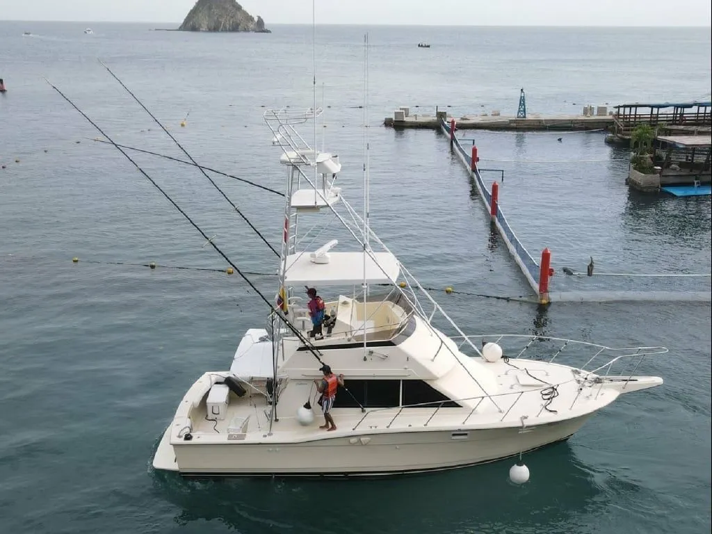 Explore Santa Marta on a 10.97m Rental Hatteras 36