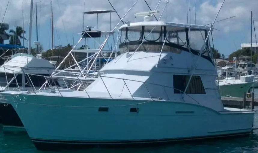 11.58m Downtown Nassau Hatteras 38 Motor Yacht Hire