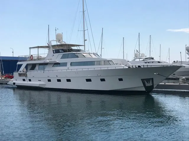 29.4m Bar 4 Cabin Motor Yacht Hire