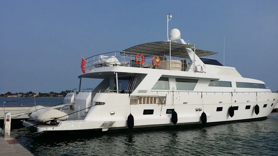 29.4m Bar 4 Cabin Motor Yacht Hire