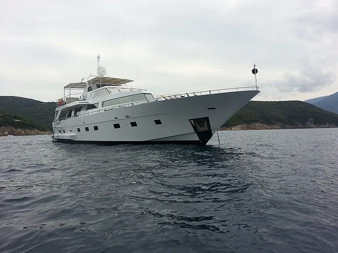 29.4m Bar 4 Cabin Motor Yacht Hire