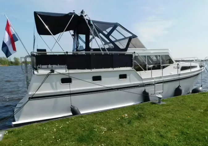12.6m Warten Boat Hire
