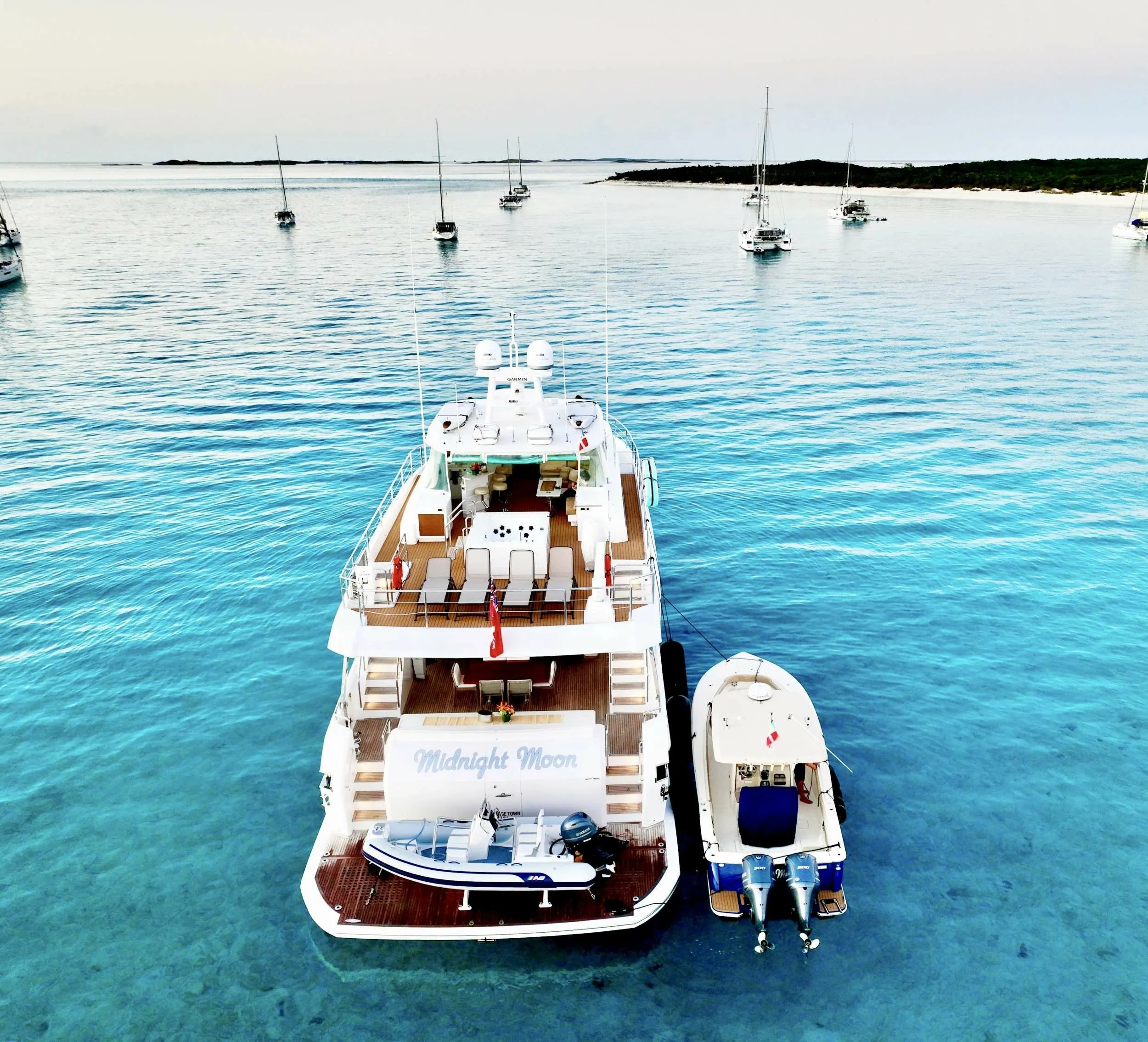 26.07m Palm Cay Motor Yacht Horizon FD85 Hire