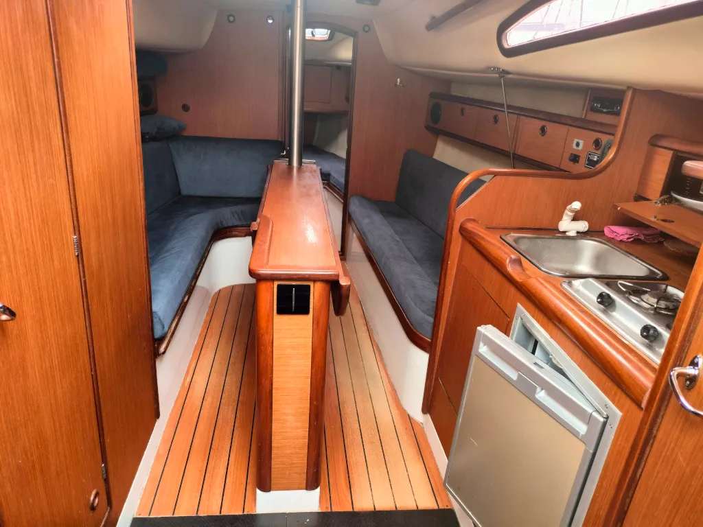 8.7m Gizycko Sailing Yacht Hornet 29 Hire