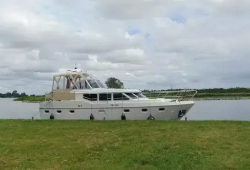 Explore Warten on a 11.25m 2 Cabin Motor Yacht Rental