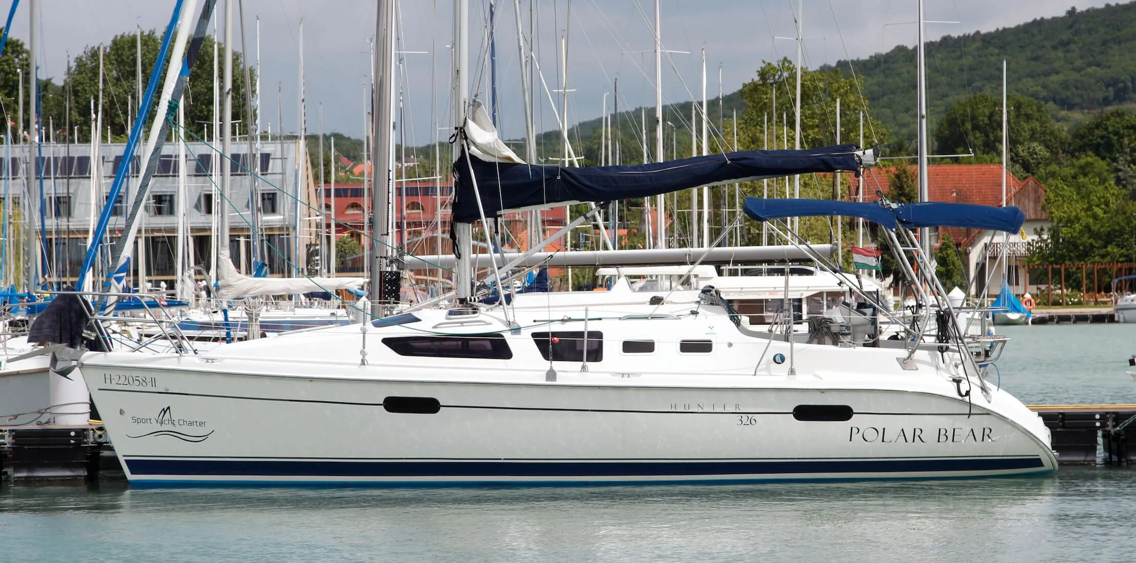 Charter a 9.92m Hunter 326 Sailing Yacht in Alsoors