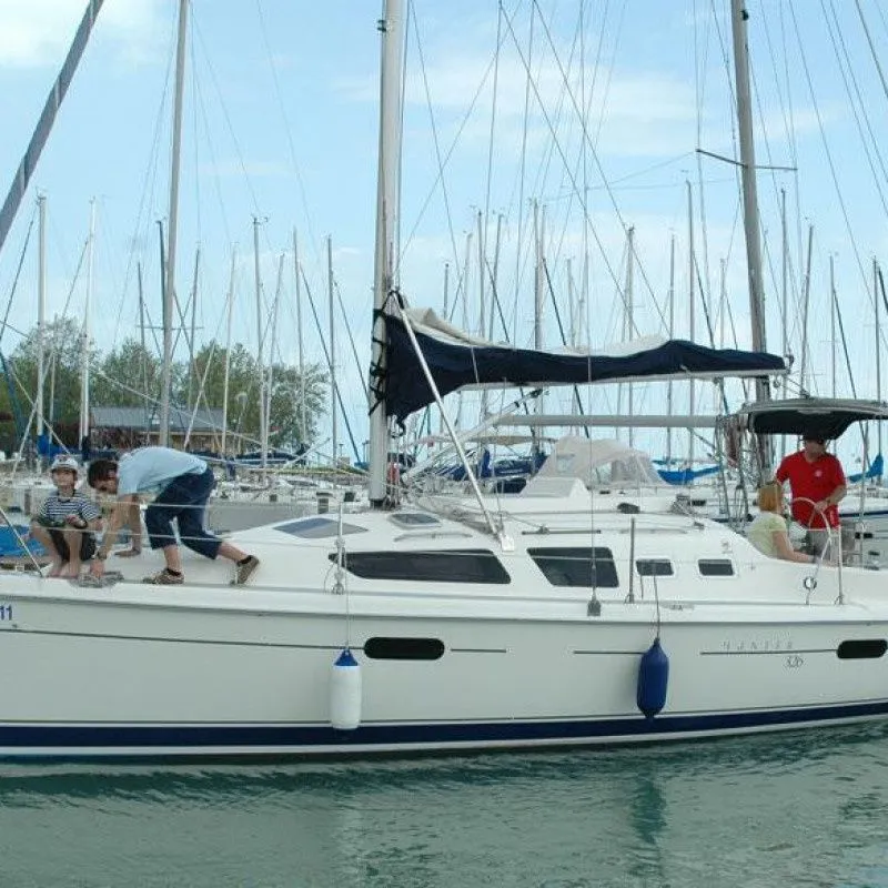 Charter a 9.92m Hunter 326 Sailing Yacht in Alsoors