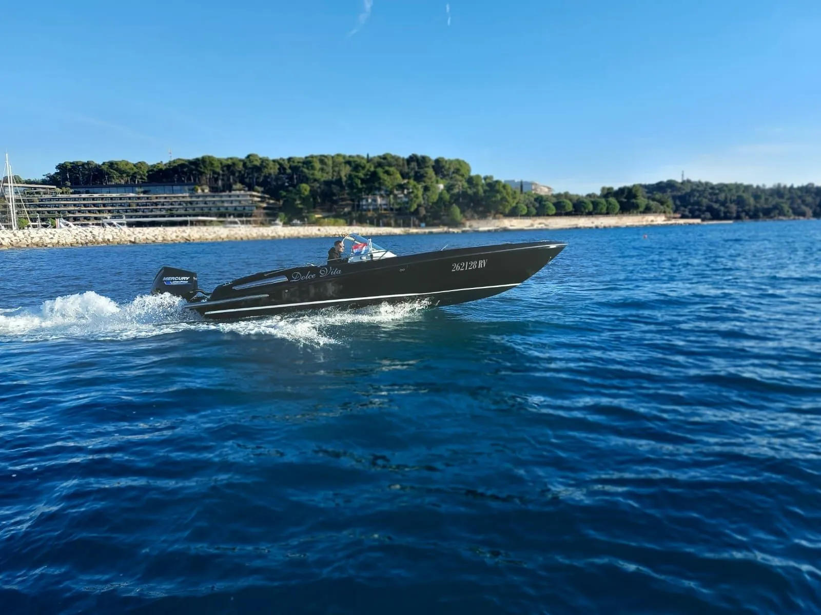 Charter a 8m Hydrolift S24 in Rovinj