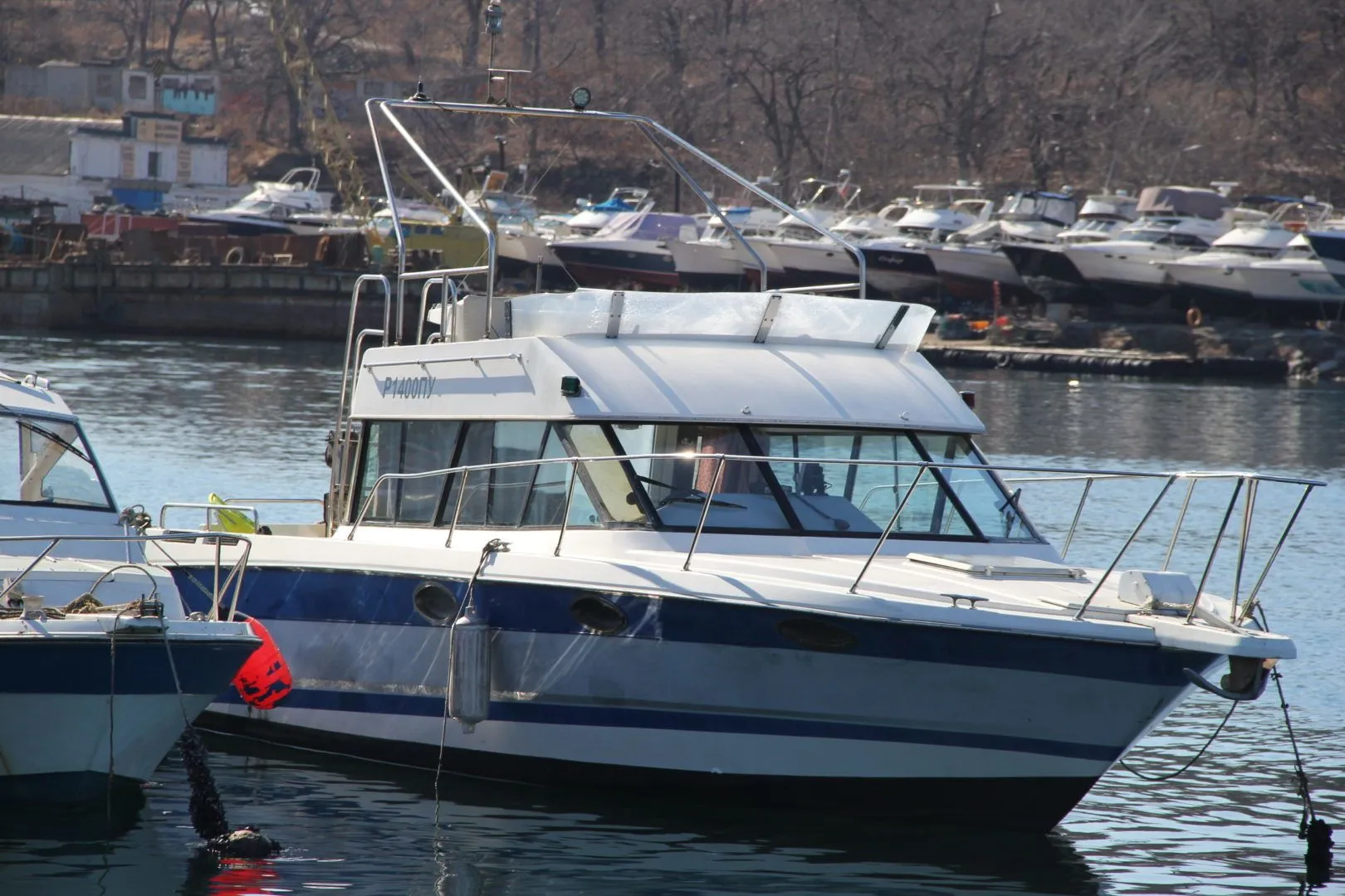 Rent a 11m Motor Yacht in Vladivostok