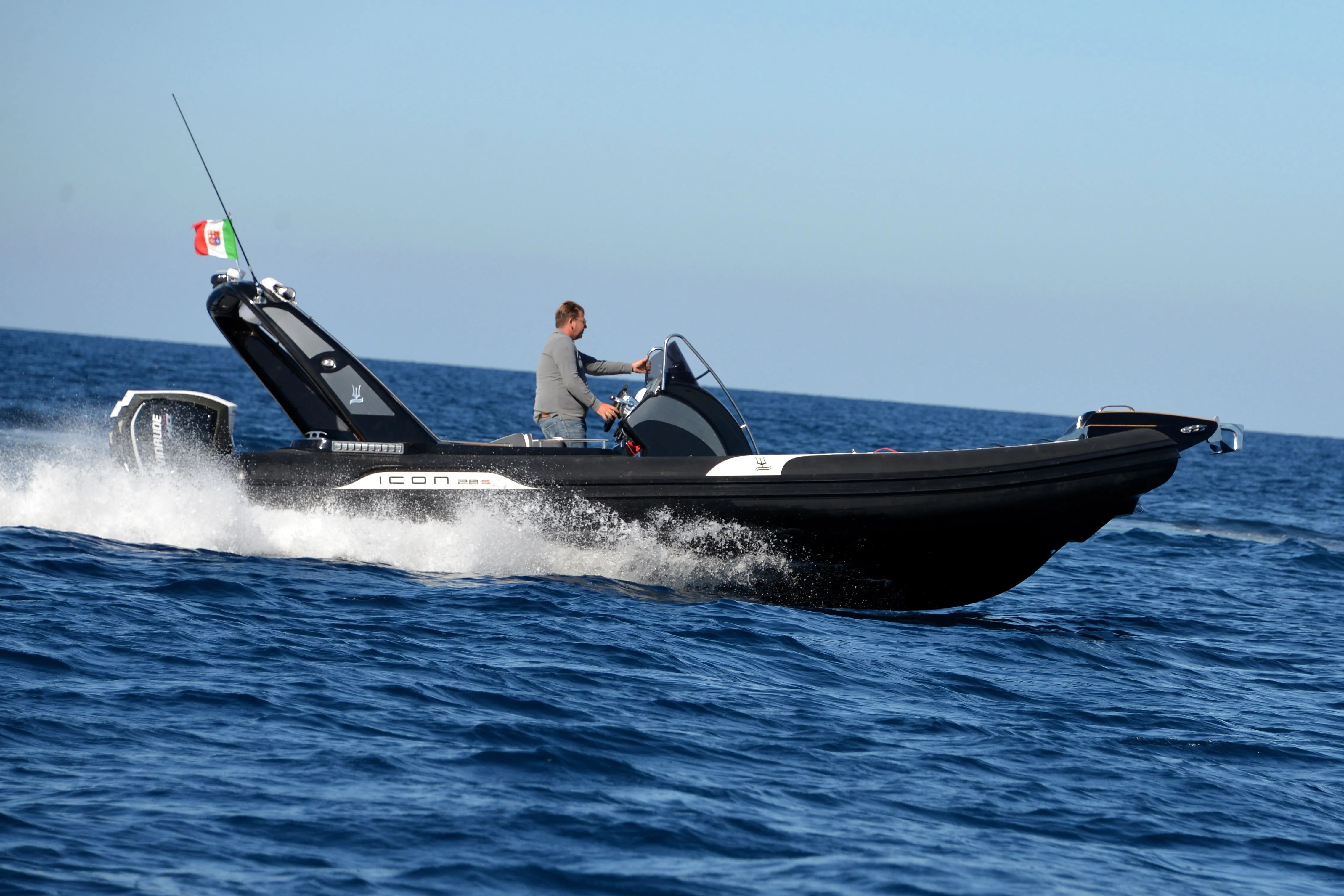 Rent a 8.6m Icon 28 Motor Boat in Capo d'Orlando