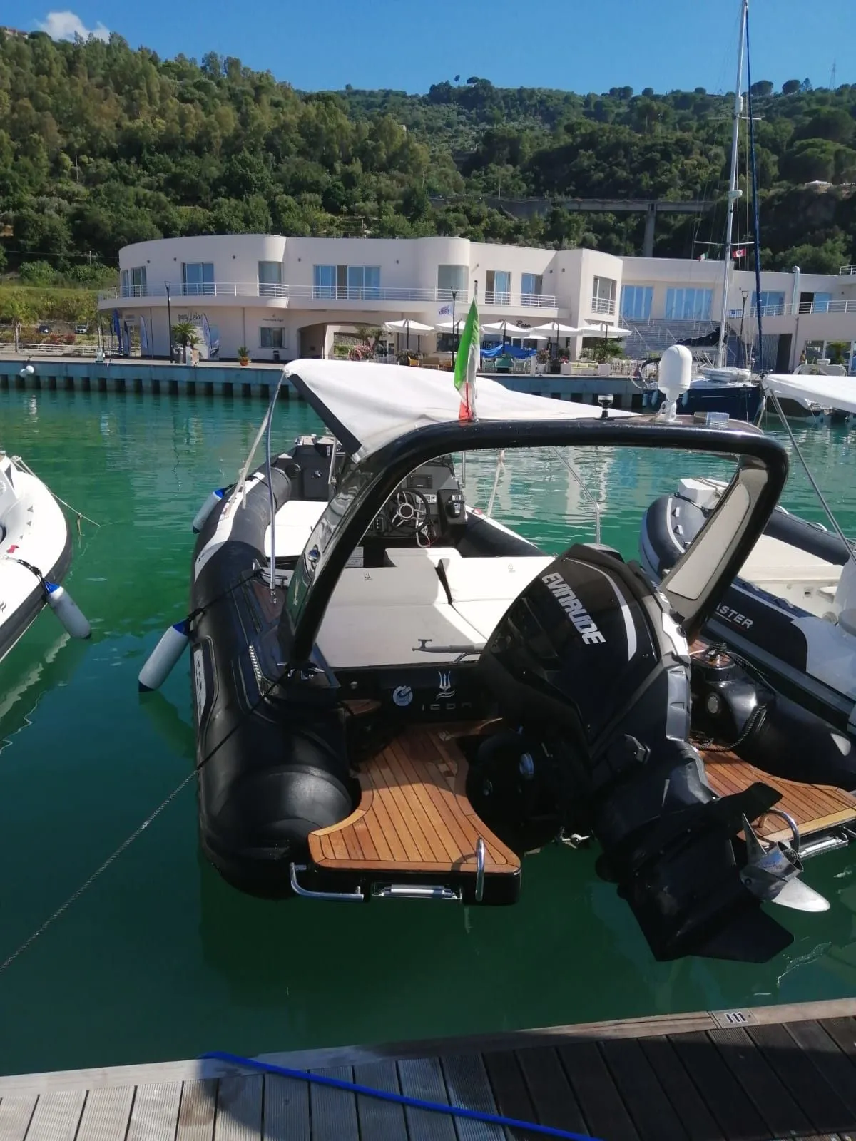 Rent a 8.6m Icon 28 Motor Boat in Capo d'Orlando