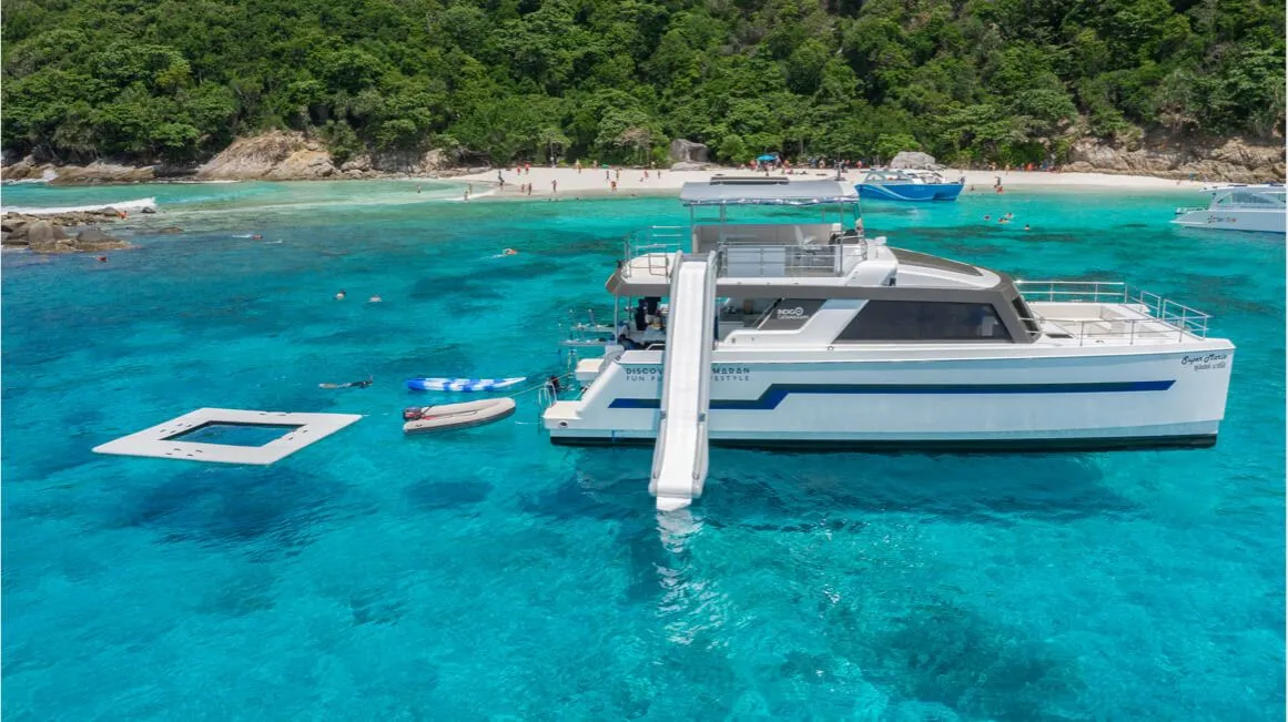 Charter a 16.2m Indigo 53 in Chalong