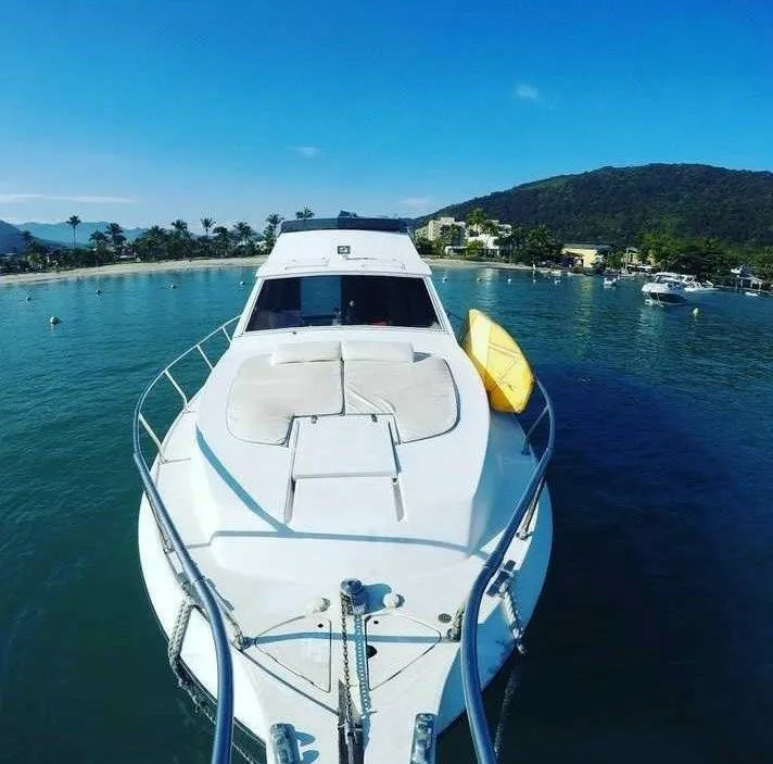 Rent a 9.75m Boat in Caraguatatuba