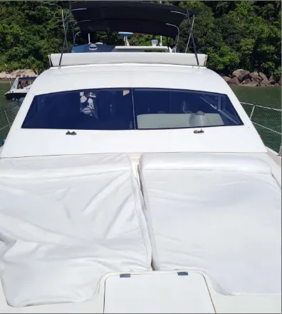 Explore Guarujá on a 13.55m Rental Intermarine 440