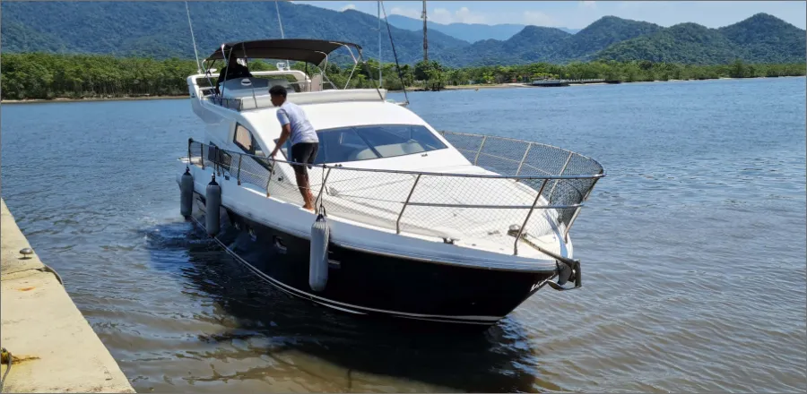 Explore Guarujá on a 13.55m Rental Intermarine 440