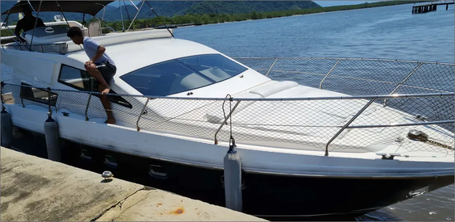Explore Guarujá on a 13.55m Rental Intermarine 440