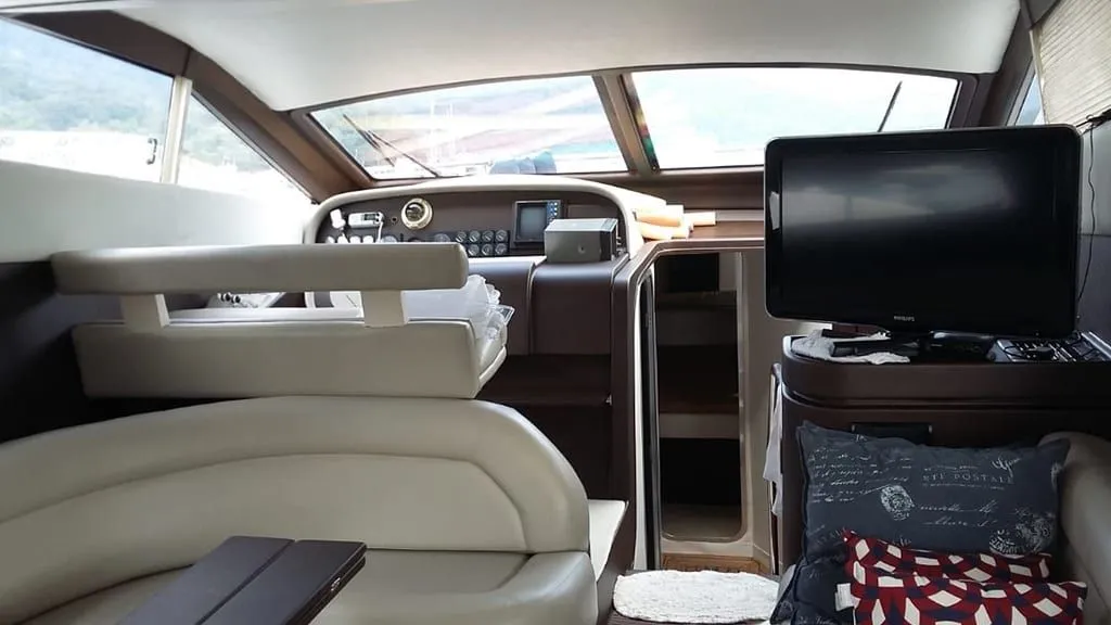 Polaris 8 Charter Boat