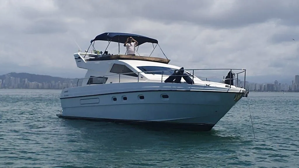 Explore Guarujá on a 13.41m Rental Intermarine 440