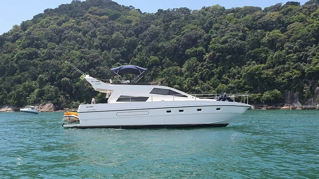 Explore Guarujá on a 13.41m Rental Intermarine 440
