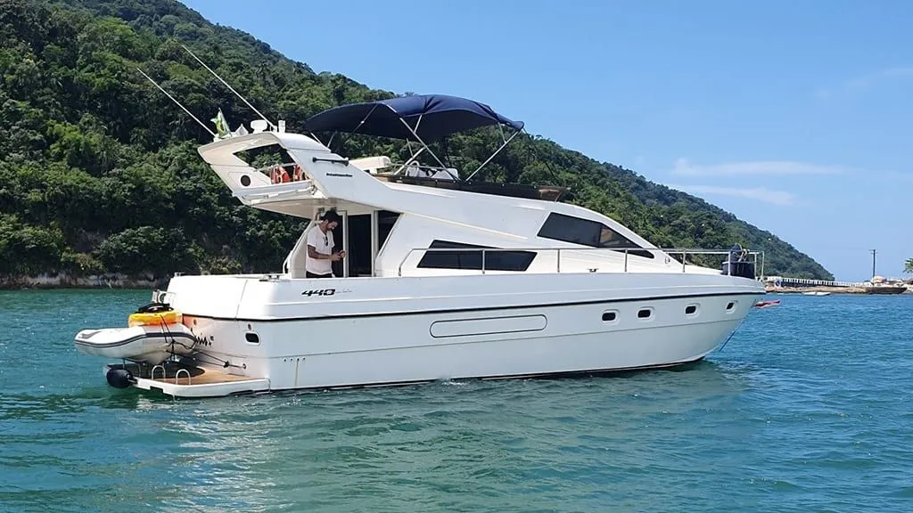 Explore Guarujá on a 13.41m Rental Intermarine 440