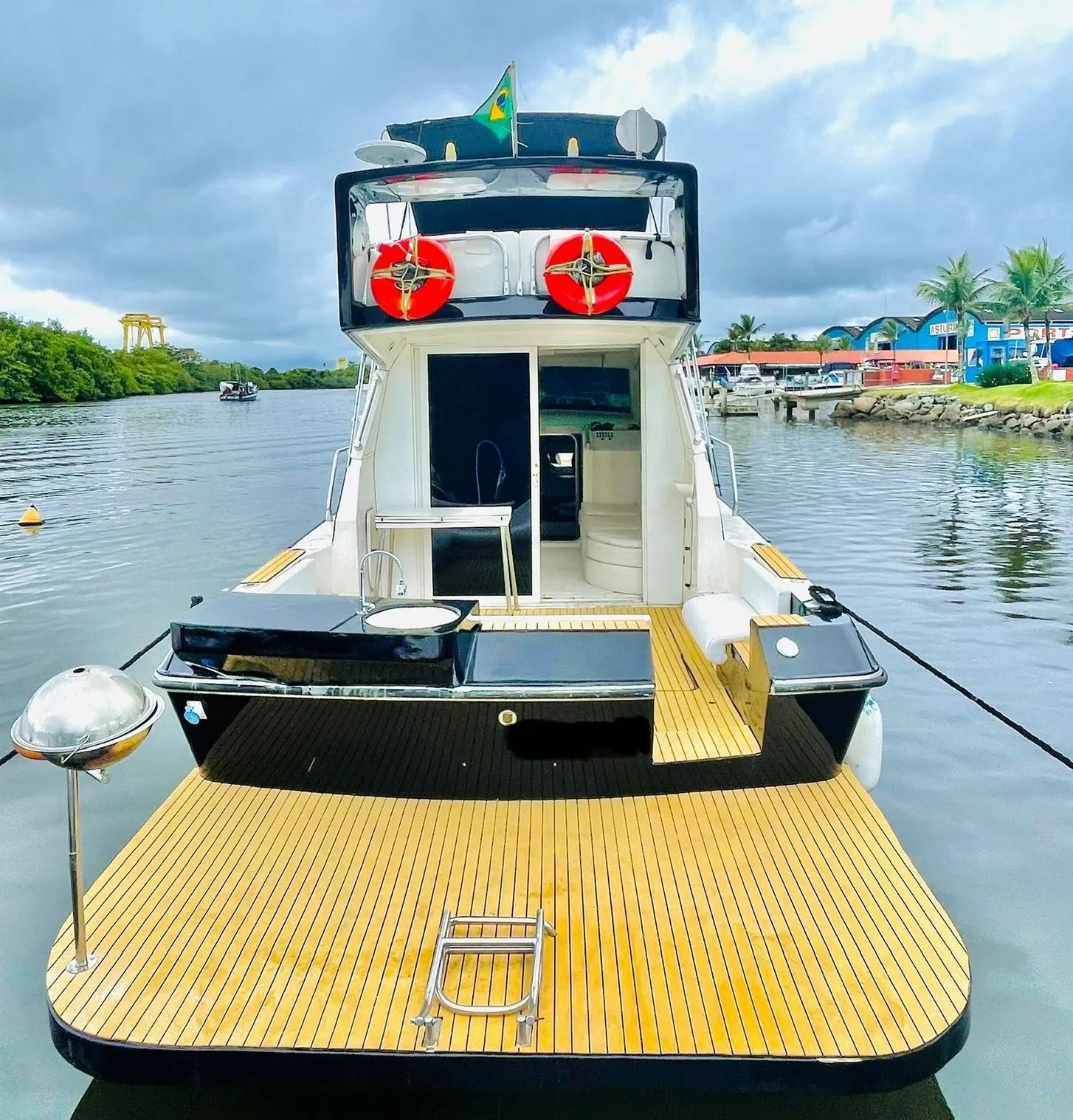 10.97m Guarujá Motor Yacht Hire