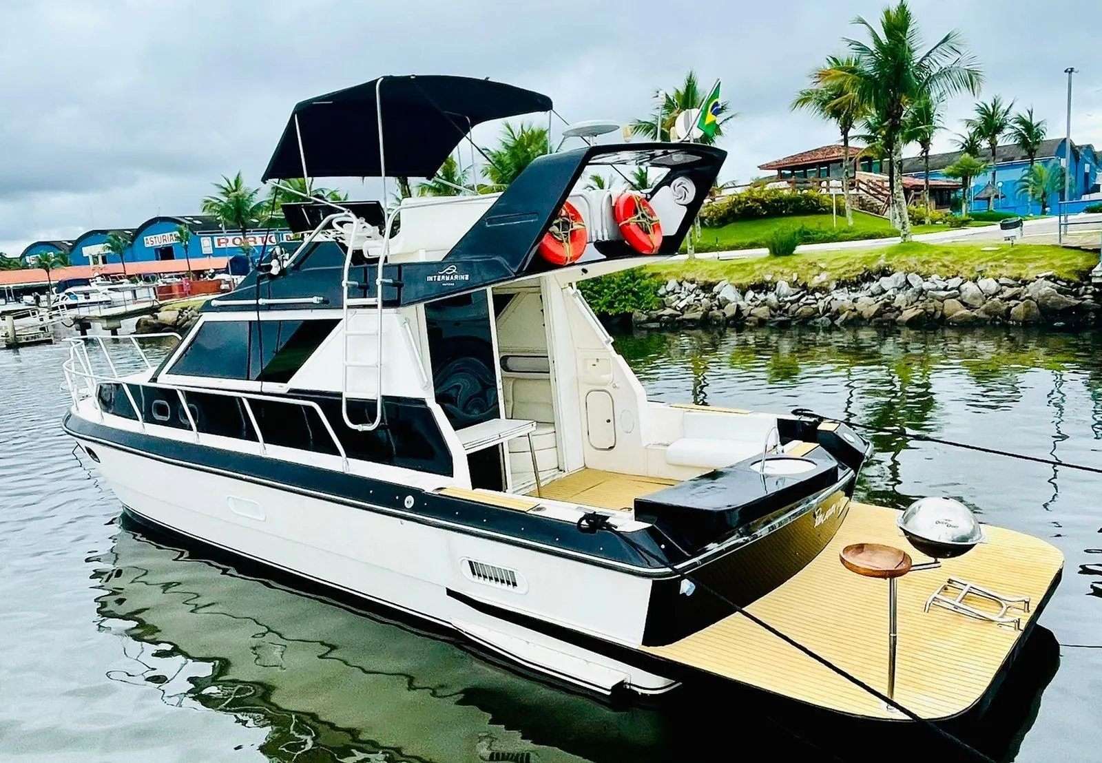 10.97m Guarujá Motor Yacht Hire