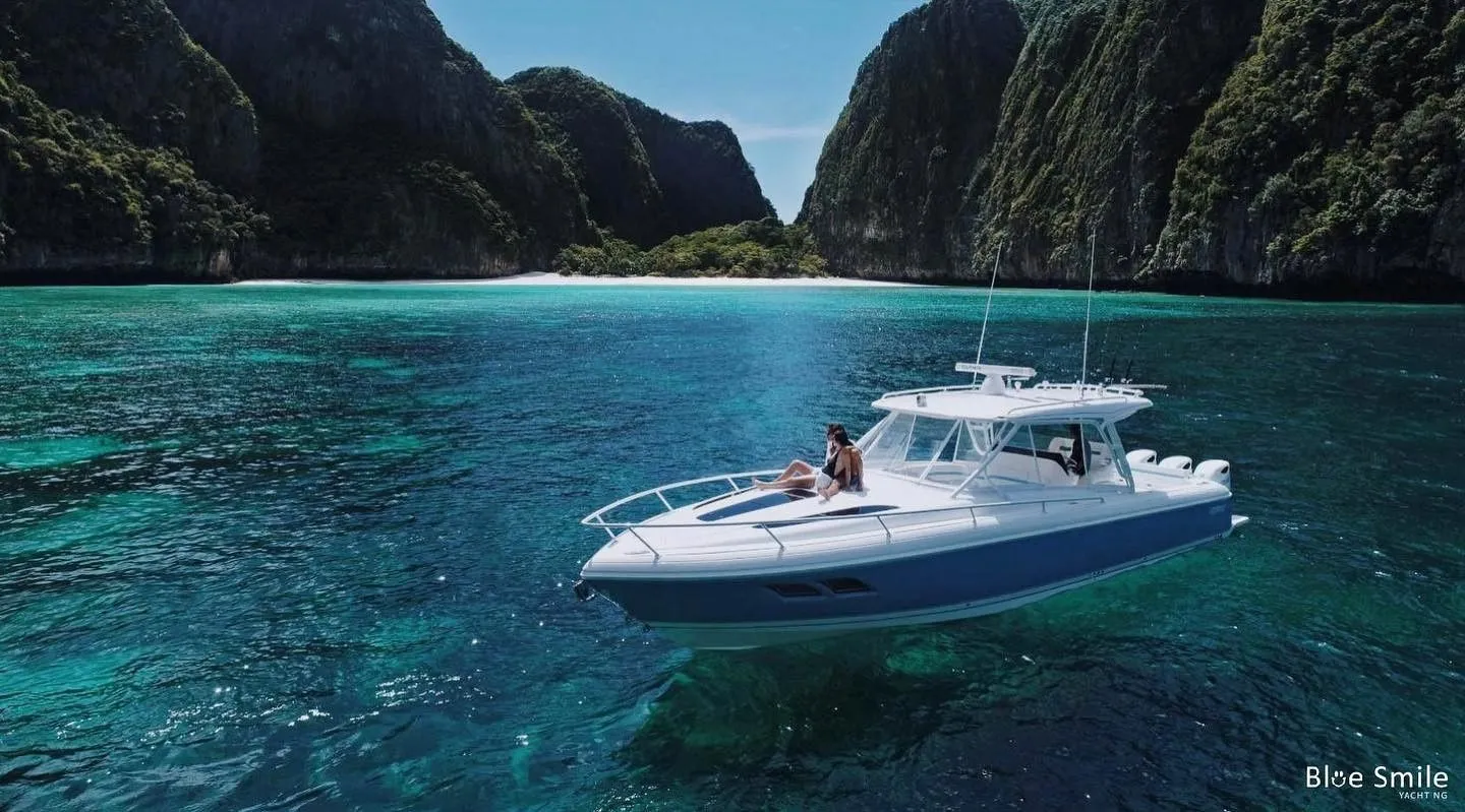 Explore Pa Klok on a 12m Rental Boat