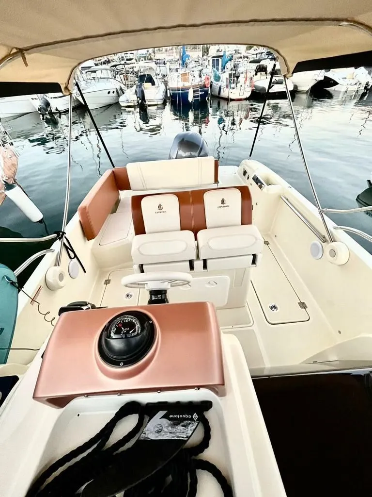 8.5m Palma de Mallorca Motor Boat Invictus 270 Hire
