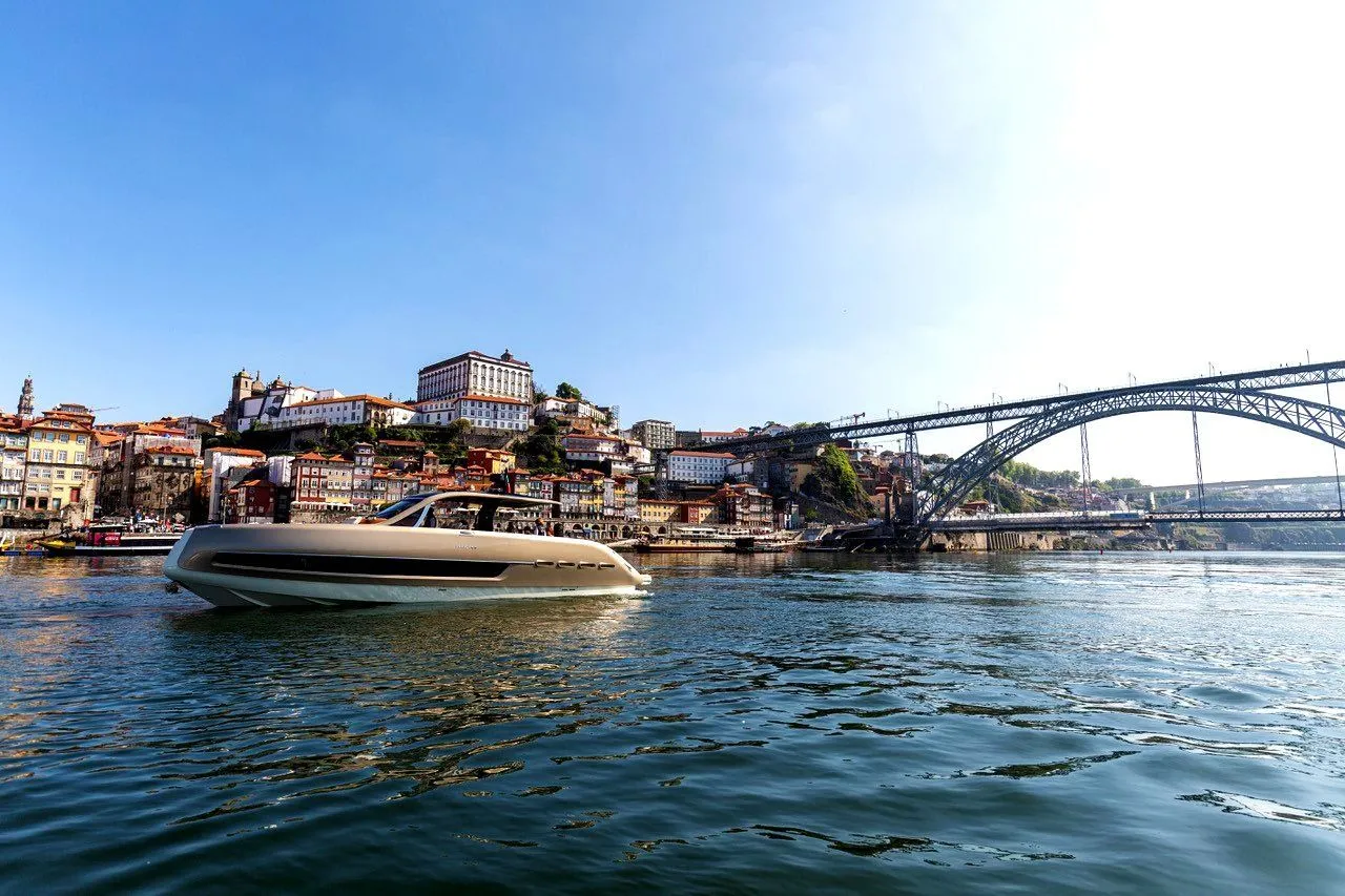 14.27m Porto Motor Yacht Invictus 46 Hire