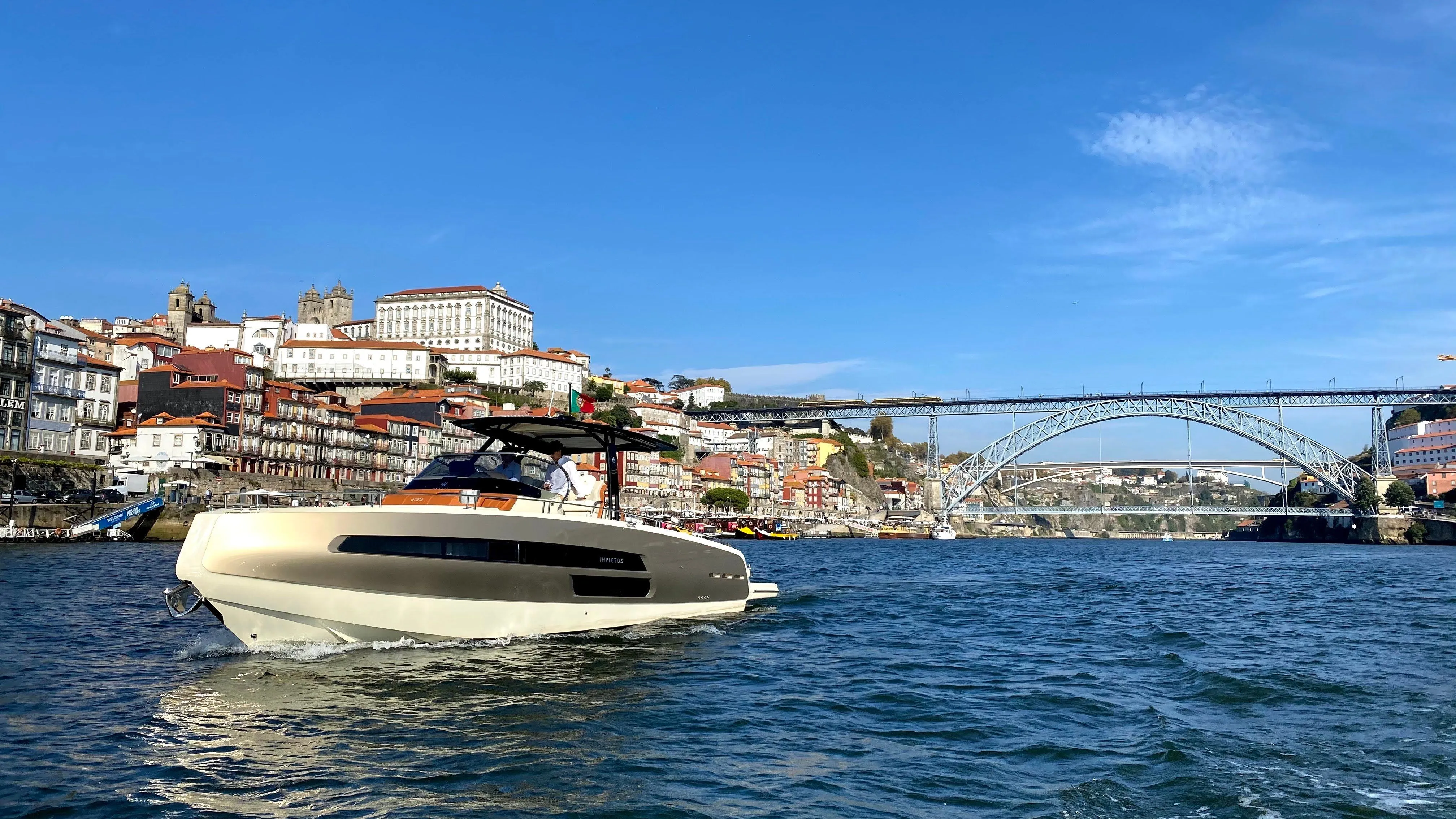 Porto 11.4m Kiralık Invictus GT 370 Motoryat